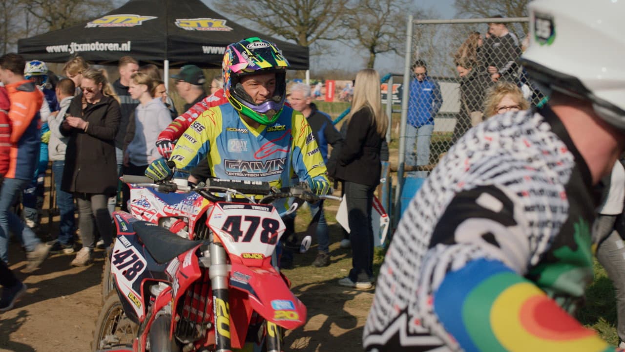 Vol gas door de modder