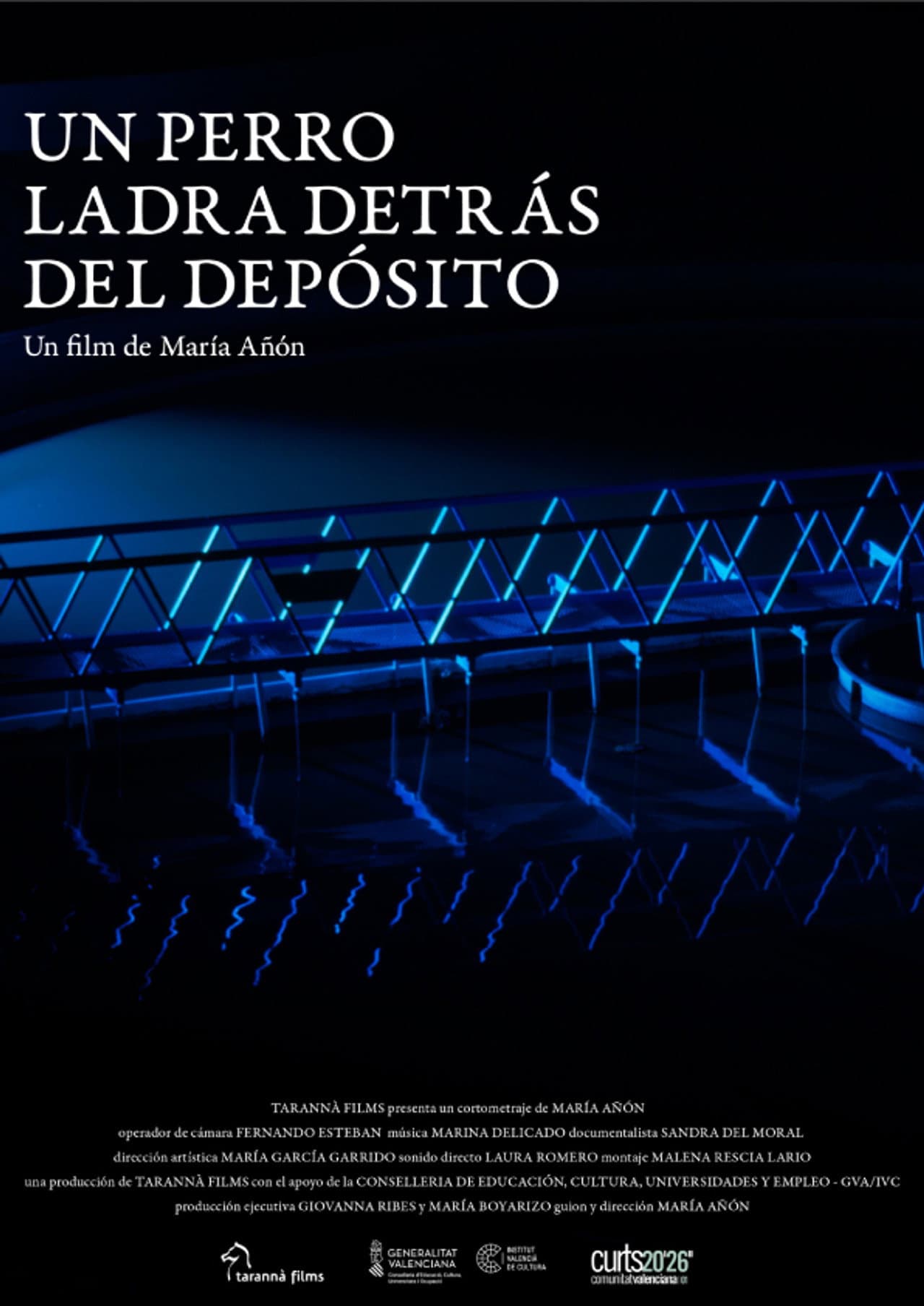 Un perro ladra detrás del depósito preview 2
