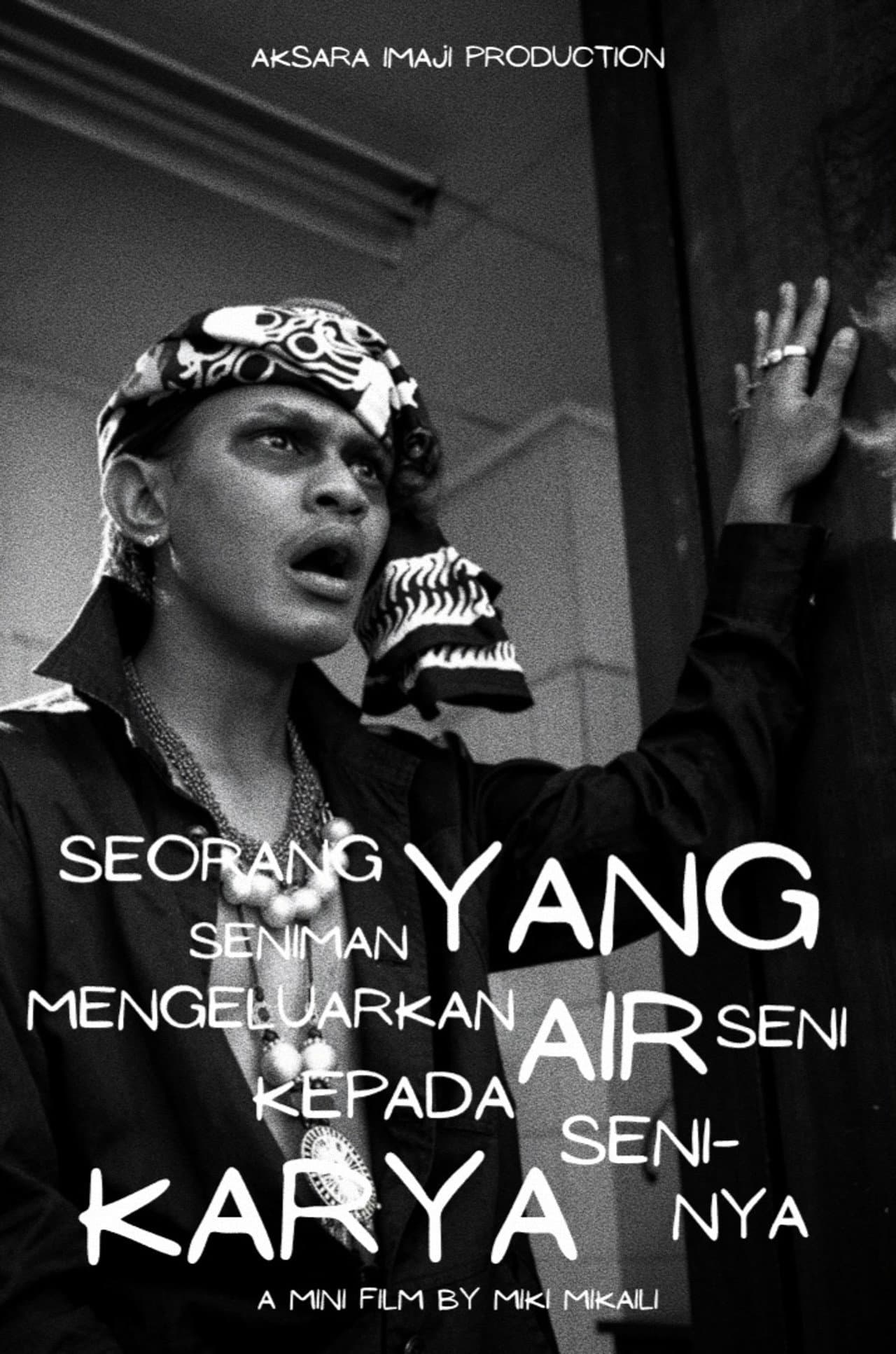 Seorang Seniman yang Mengeluarkan Air Seni Kepada Karya Seni-nya preview 1